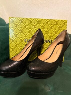 Gianni Bini Black Croc-Embossed Platform Pumps